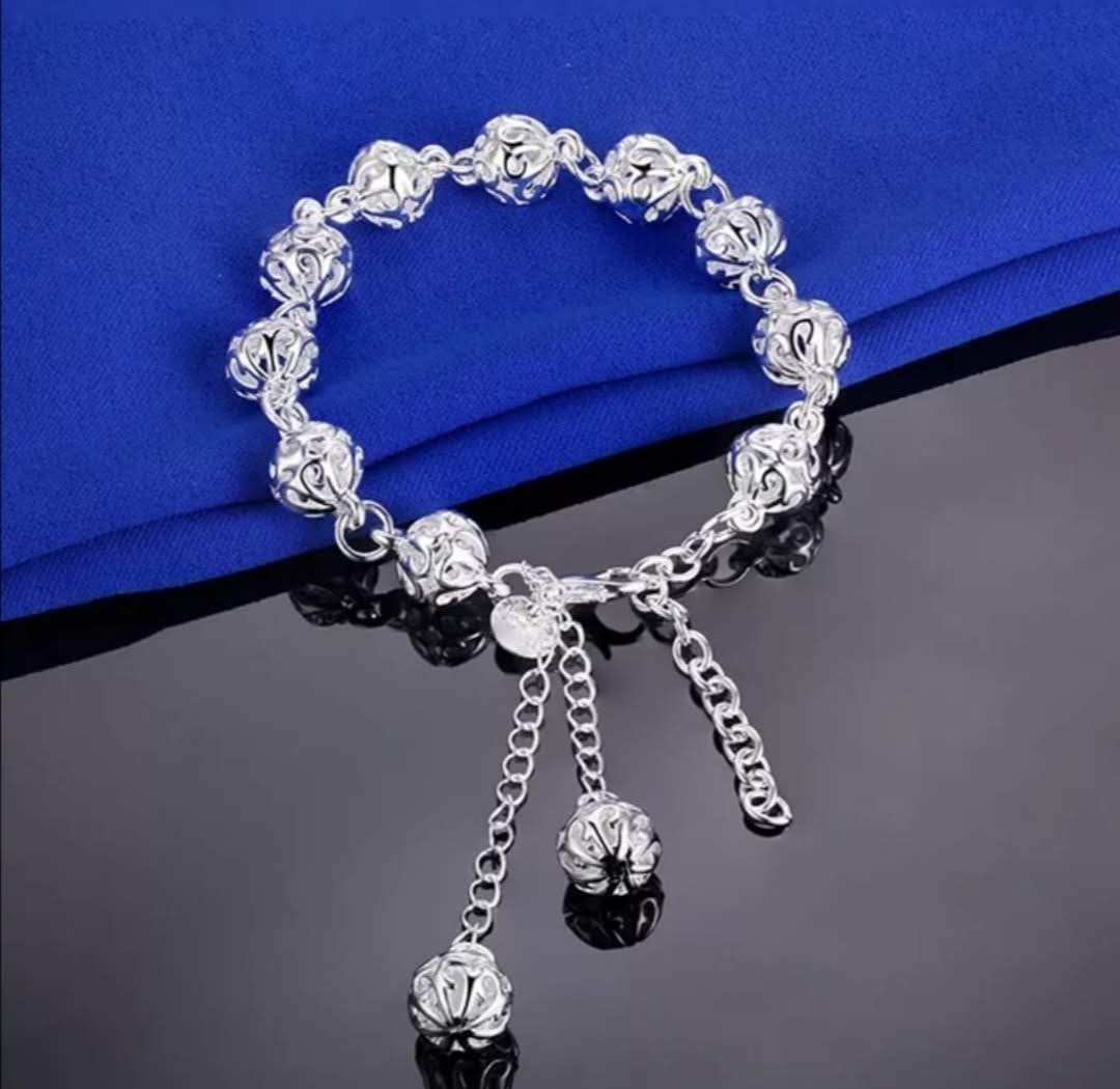 Stylový náramek se zdobenými kuličkami