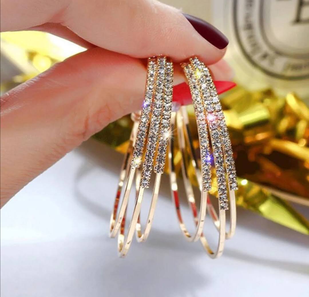 Krásné dámské kruhy zdobené kamínky