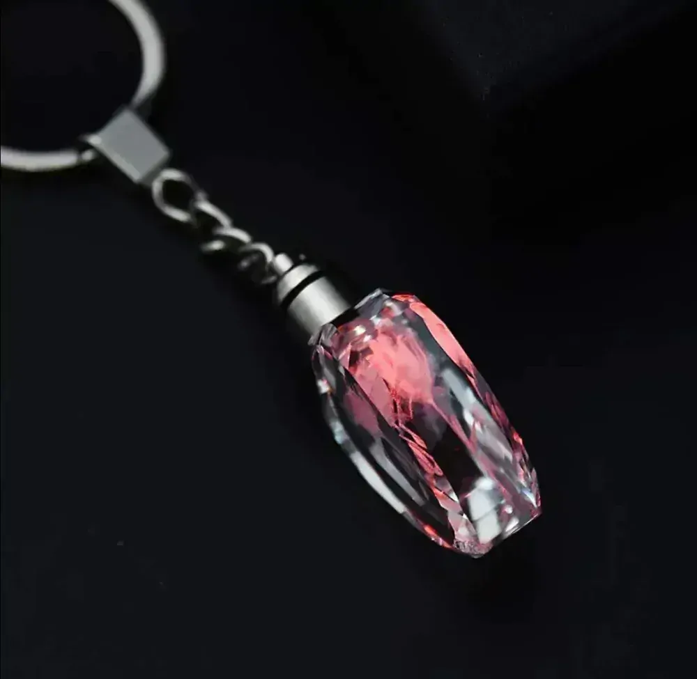 Přívěsek na klíče se svítící růží