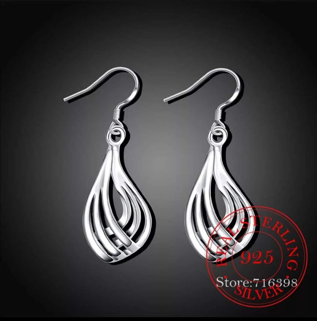 Decentní visací náušnice ve stříbrné barvě 