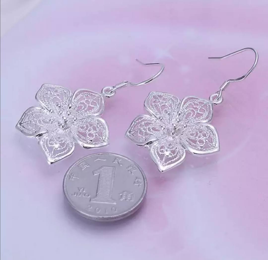 Stříbrné náušnice květina
