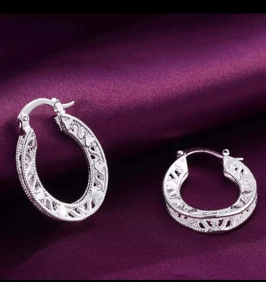 Módní  kroužky zdobené srdíčky a  esíčky