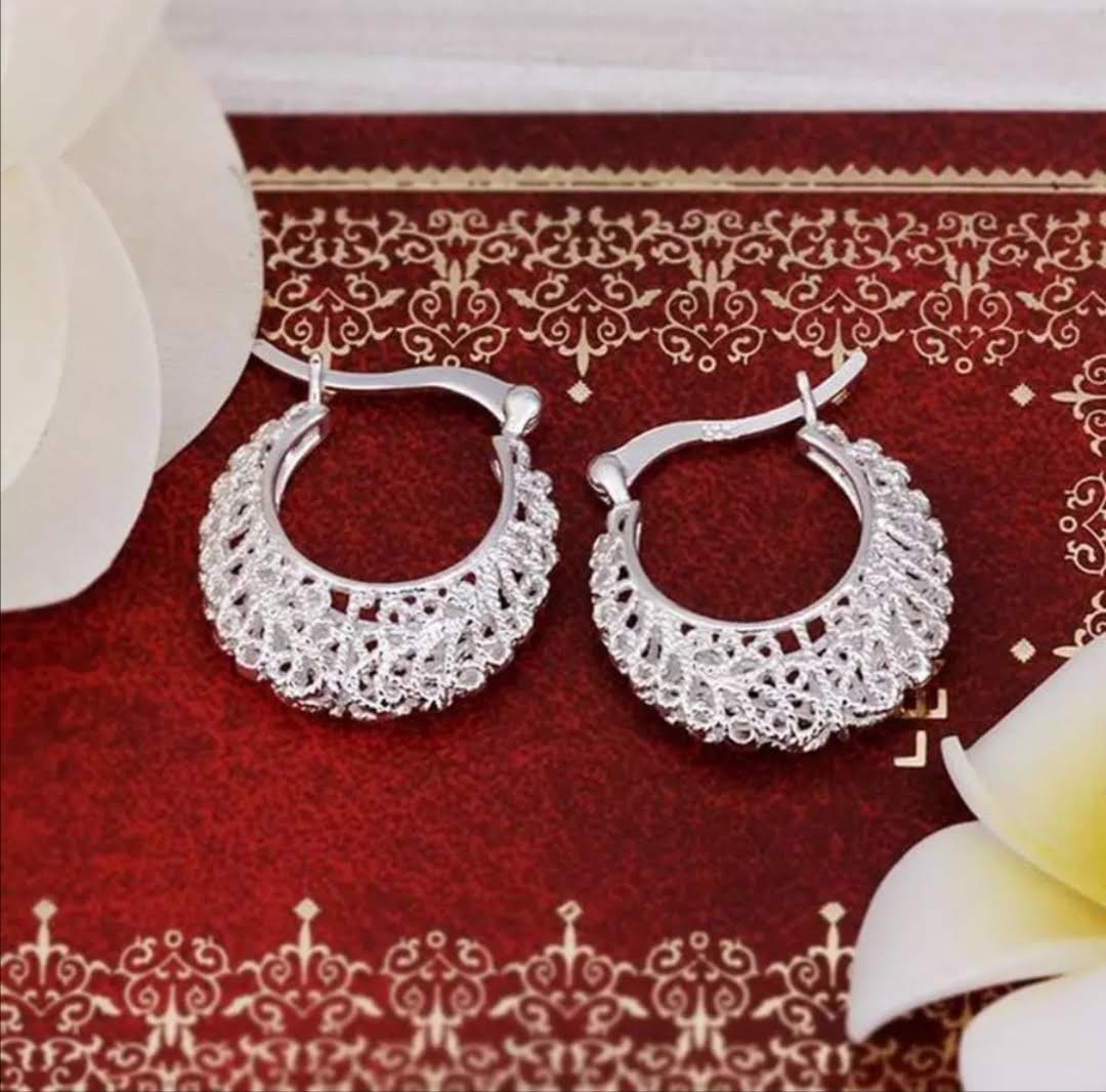 Stříbrné malé krásně zdobené kroužky