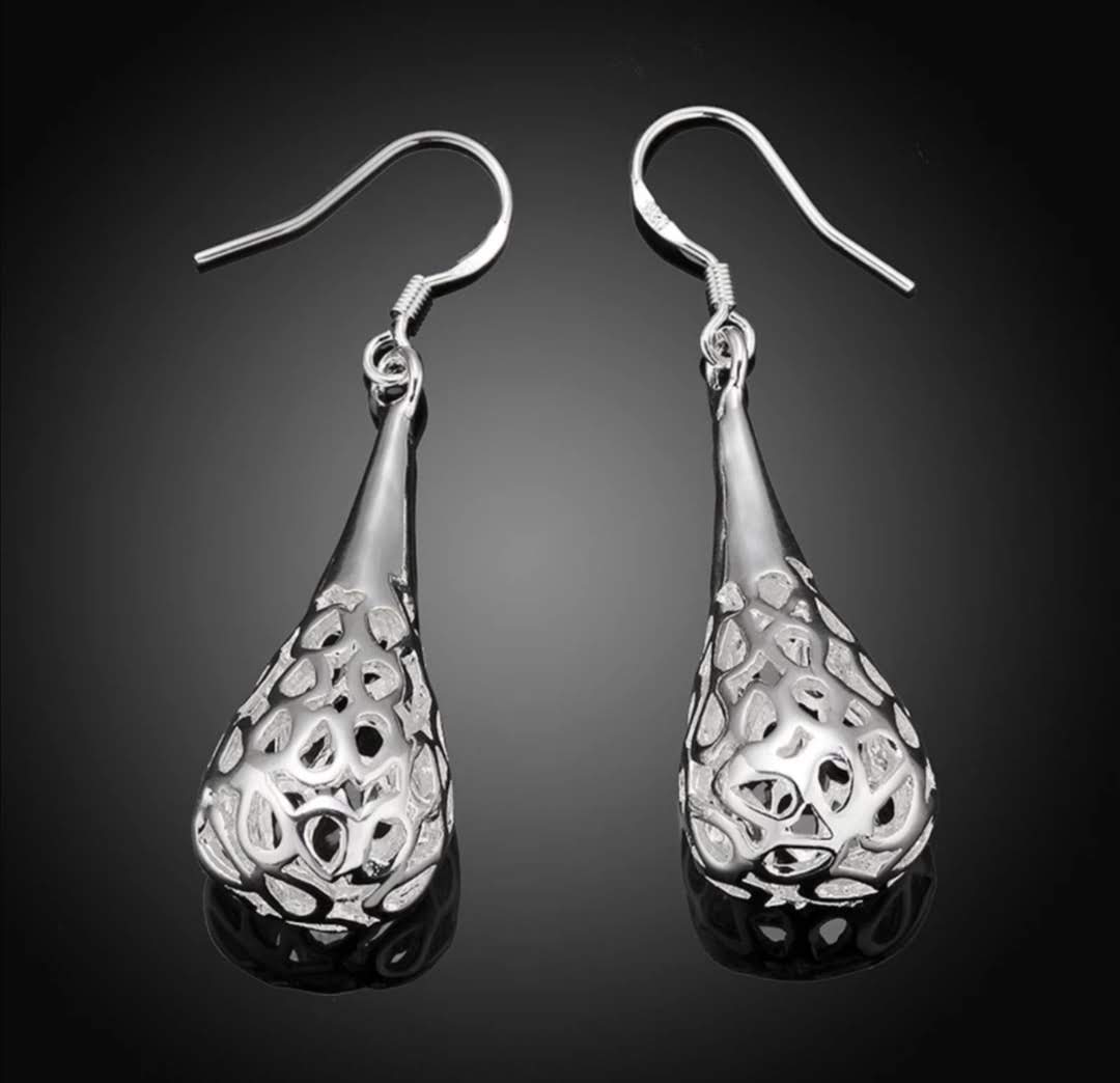 Krásné visací náušnice ve tvaru slzy