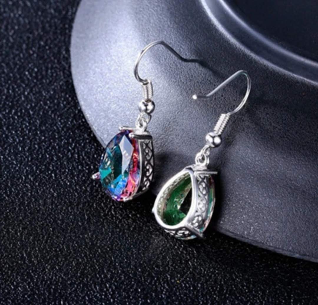 Jemné náušnice ve tvaru duhové kapky