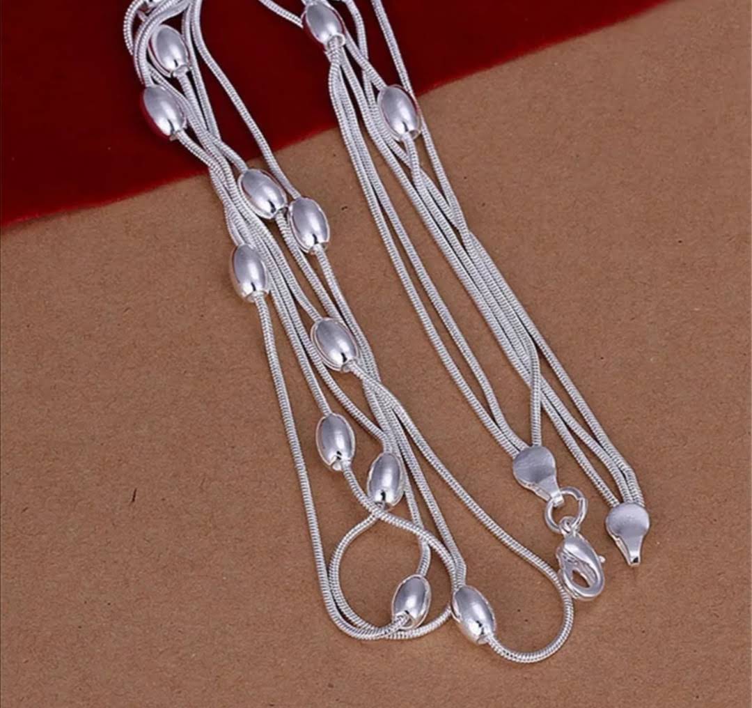 Řetízkový náhrdelník s podlouhlými korálky 