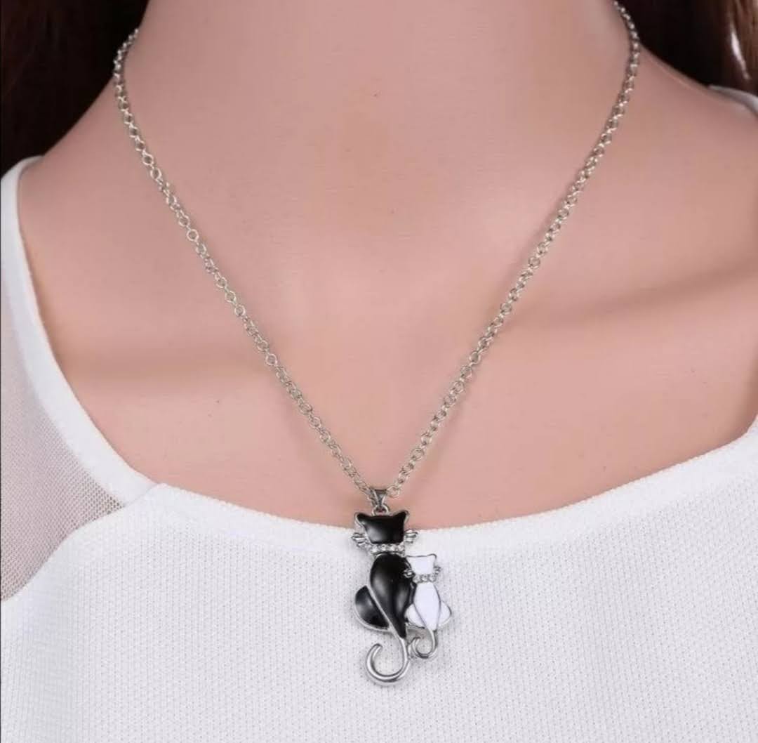 Řetízek s přívěskem sedících koček