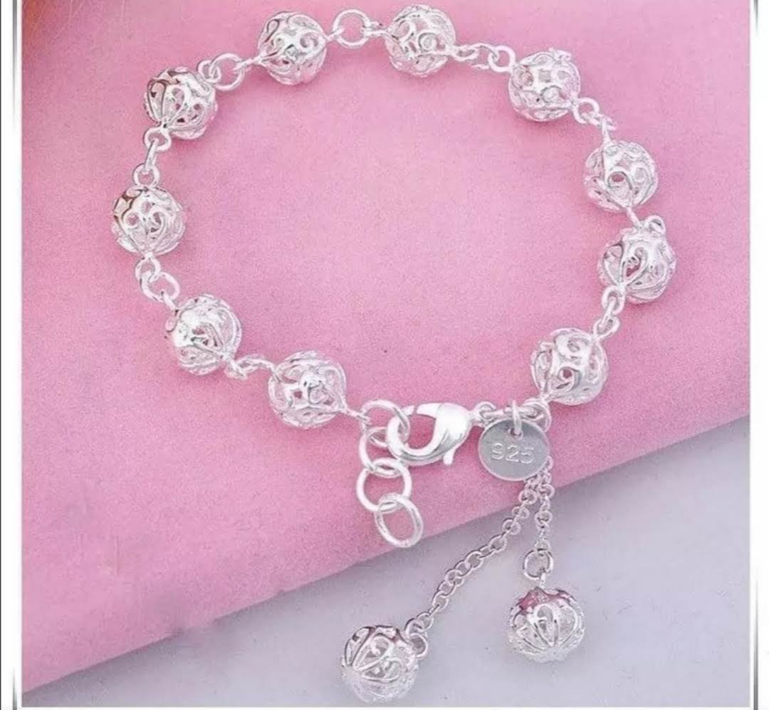 Stylový náramek se zdobenými kuličkami