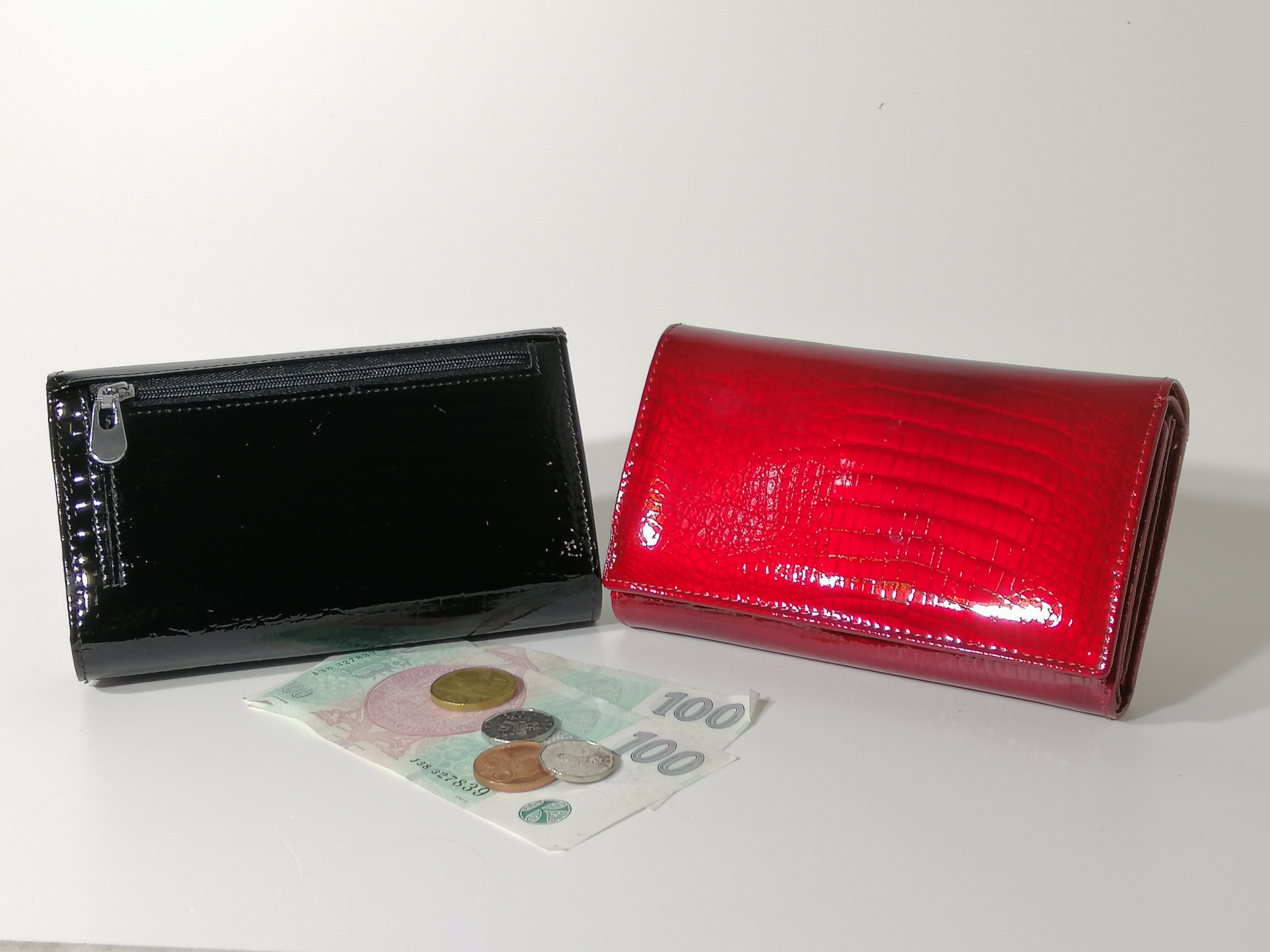 Kožená střední lakovaná peněženka hadí vzor