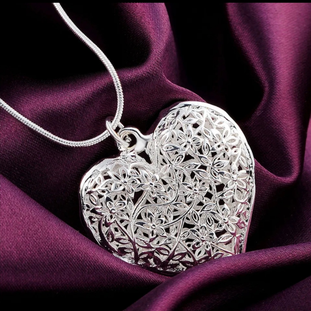 Řetízek s přívěskem duté srdce s květinovým vzorem 