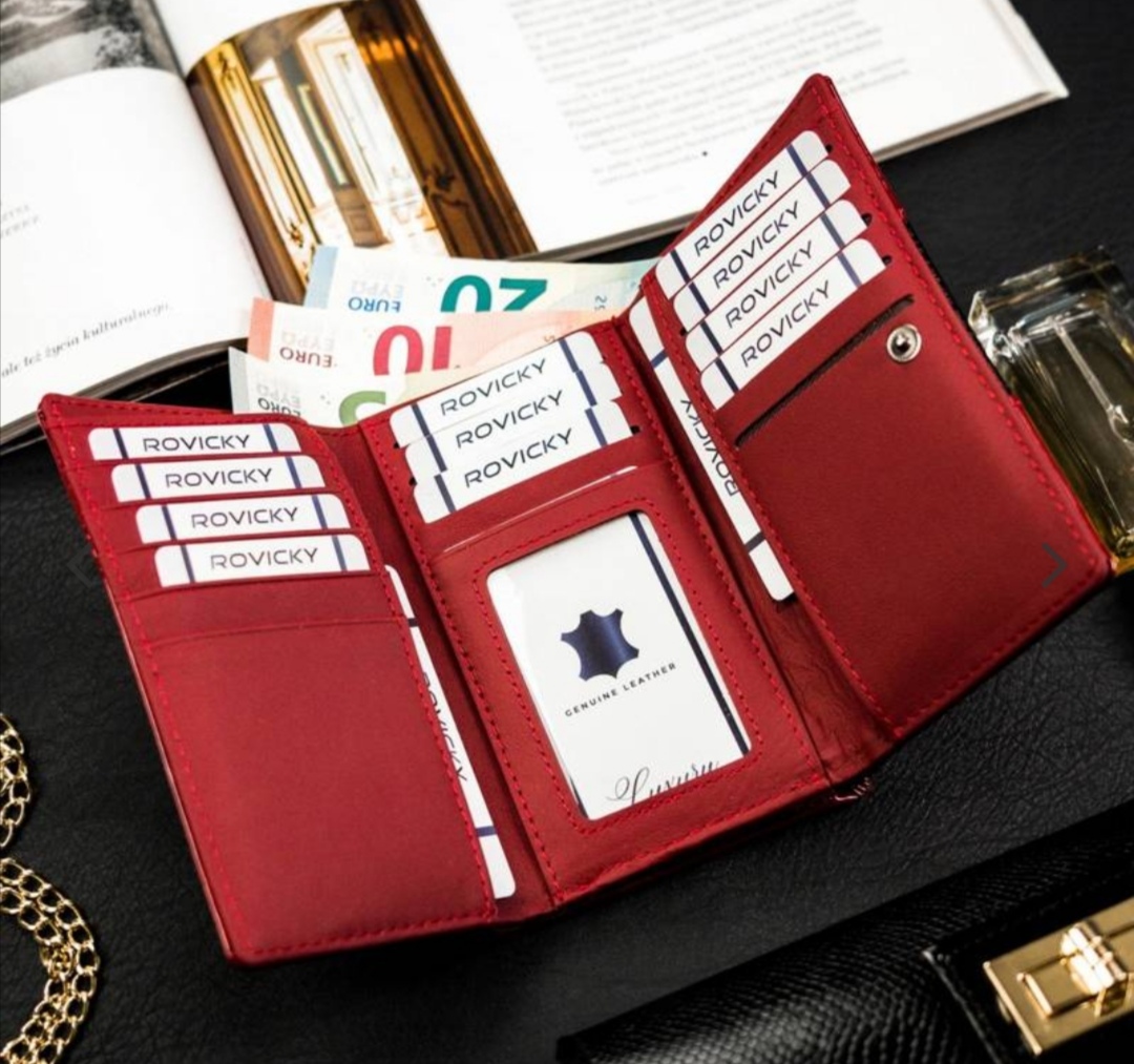 Střední dámská kožená lakovaná peněženka s příčným pruhem 