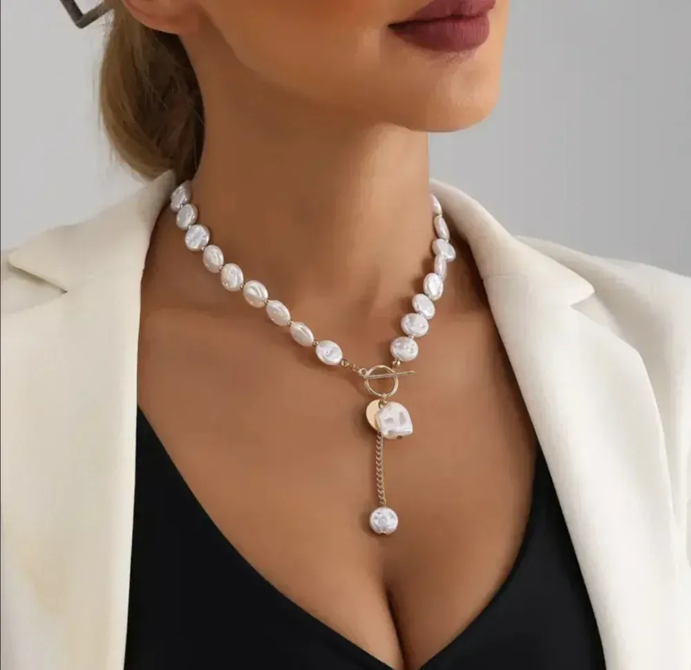 Decentní náhrdelník s plochými perlami 