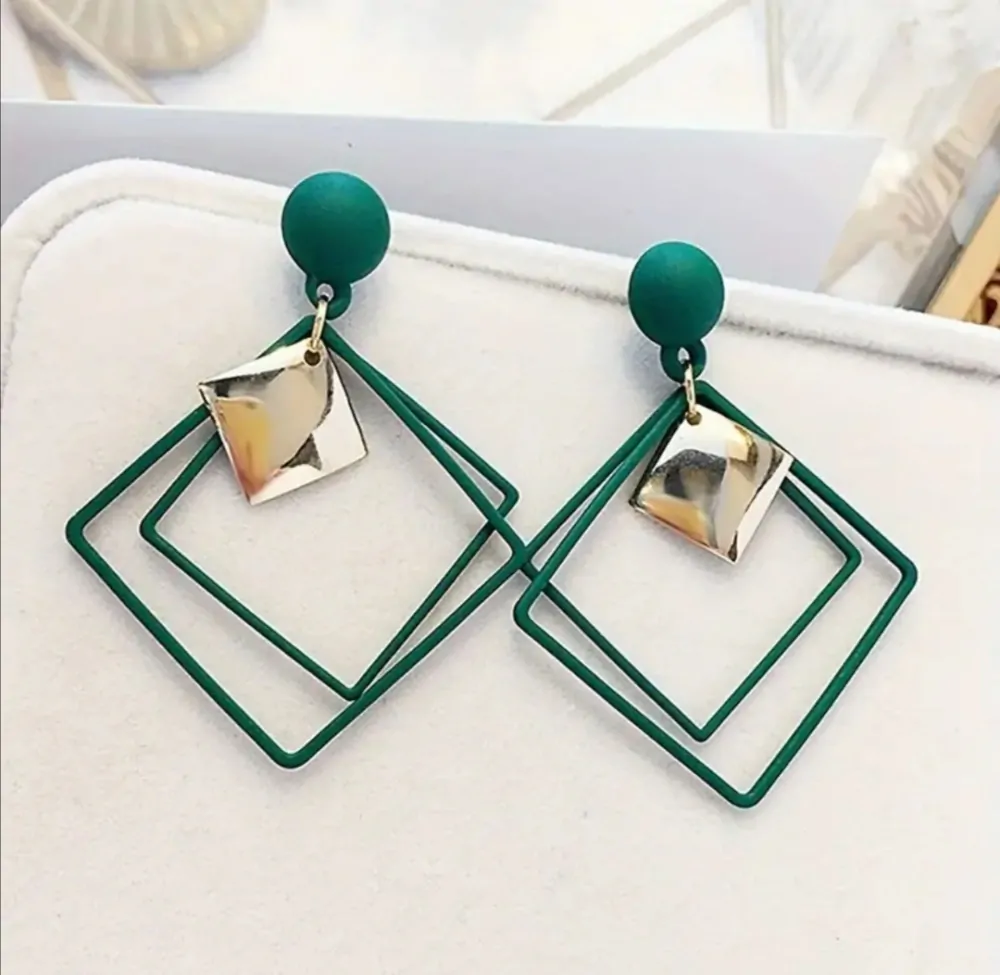 Decentní náušnice ve tvaru dutého kosočtverce 3 barvy