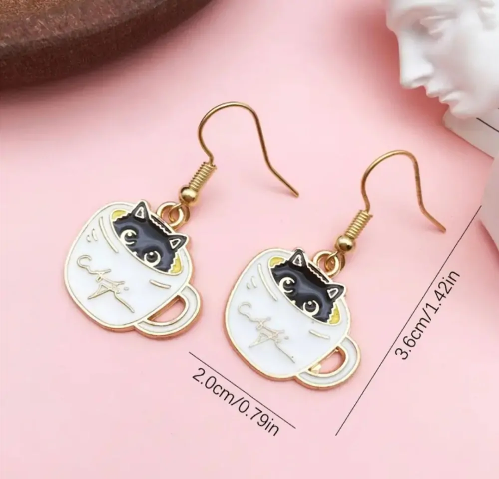 Jemné náušnice koťe v šálku kávy