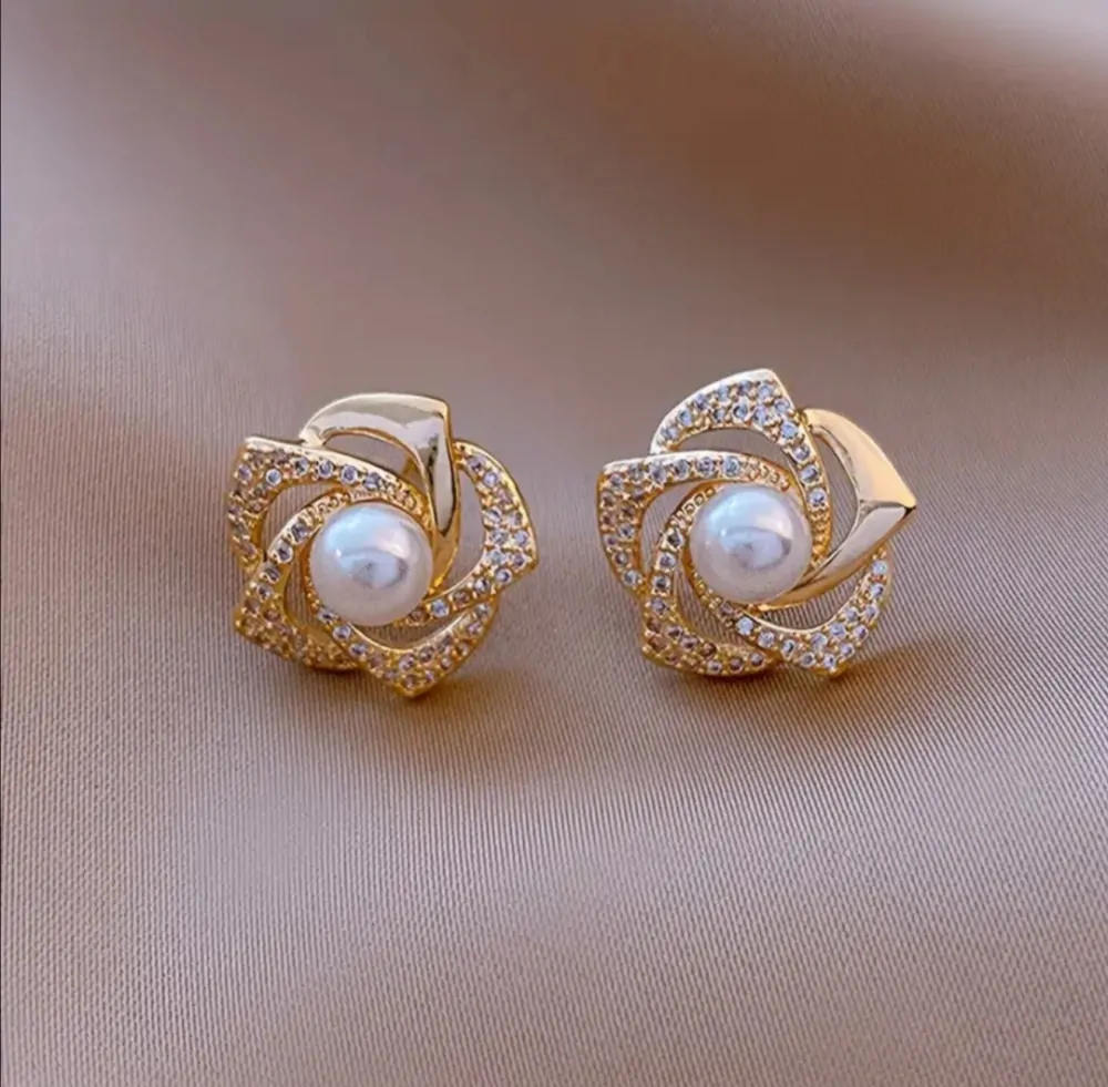 Jemné náušnice ve tvaru květiny s perličkou 