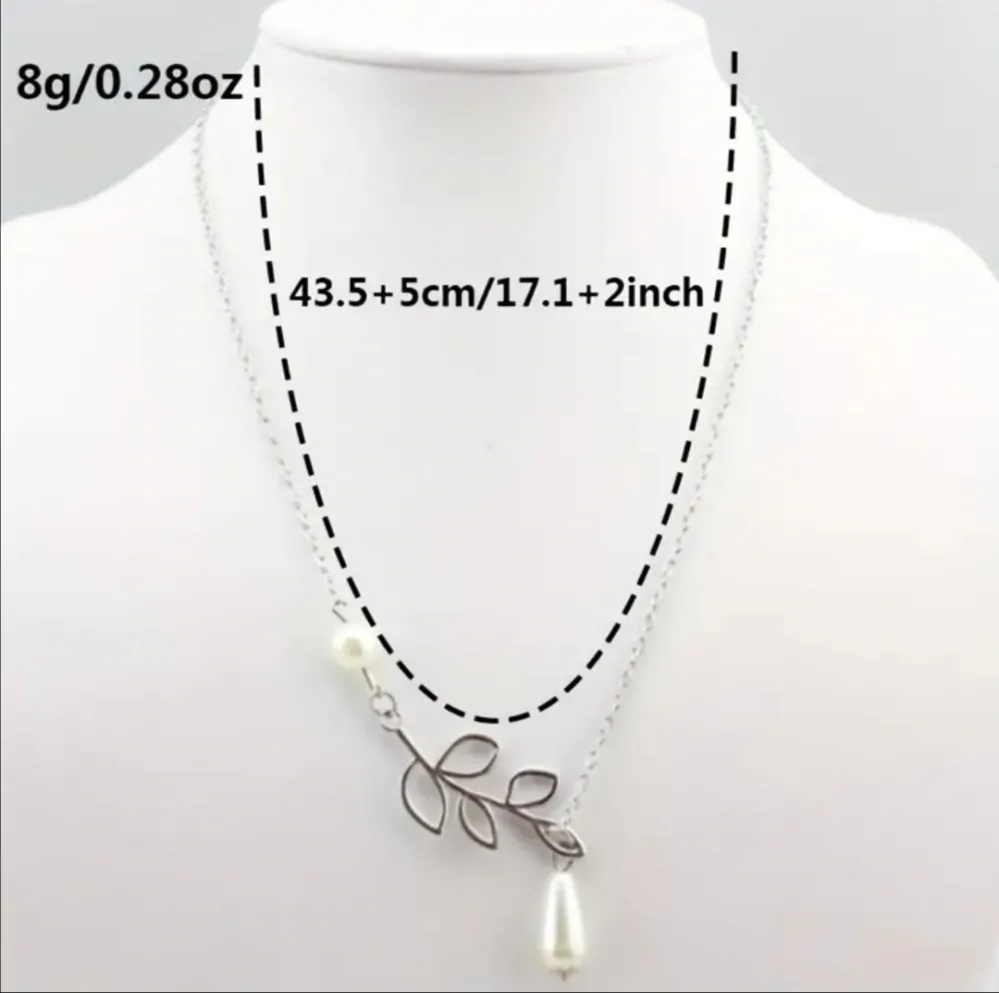 Jemný náhrdelník s lístky a perličkami 