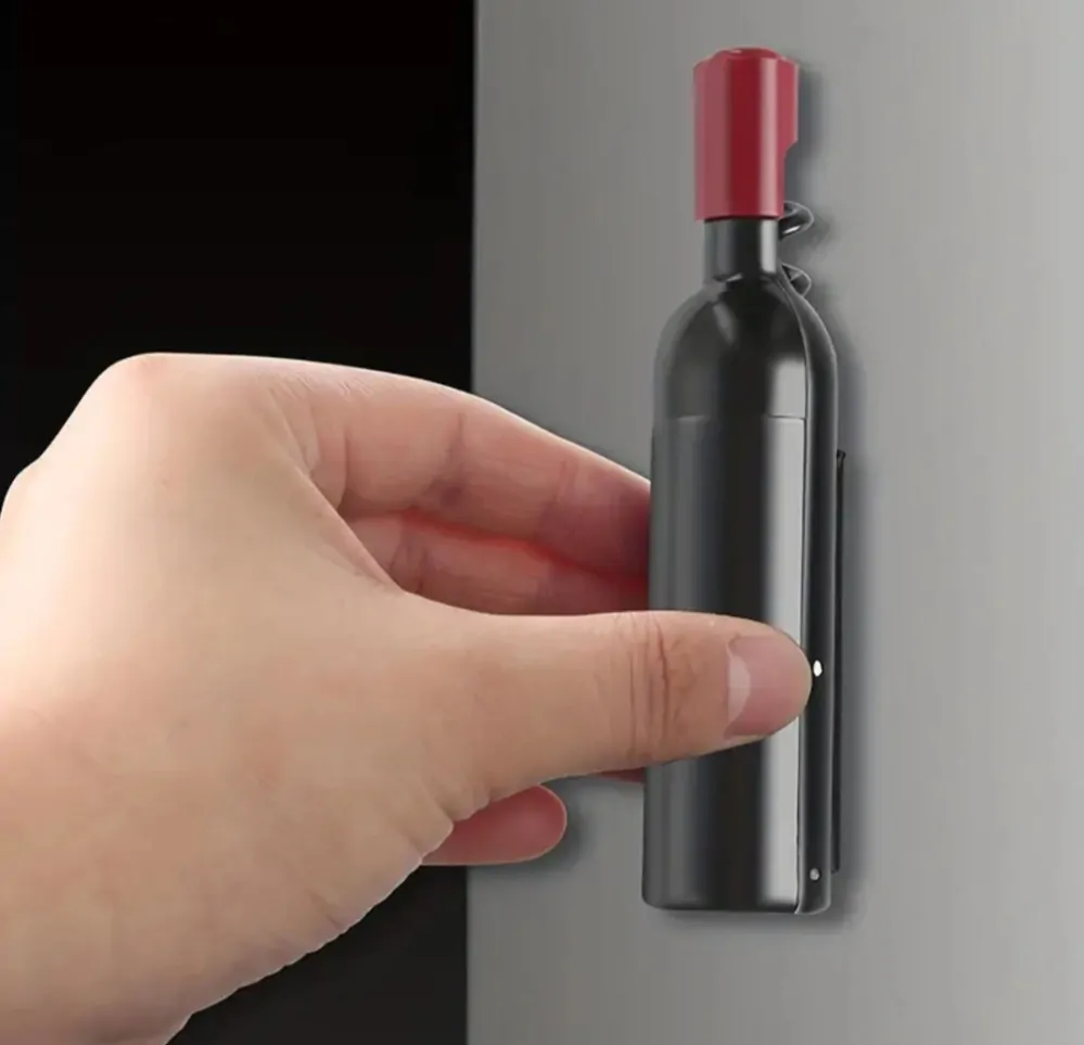 Otvírák lahví ve tvaru lahve vína s vývrtkou a magnetem 