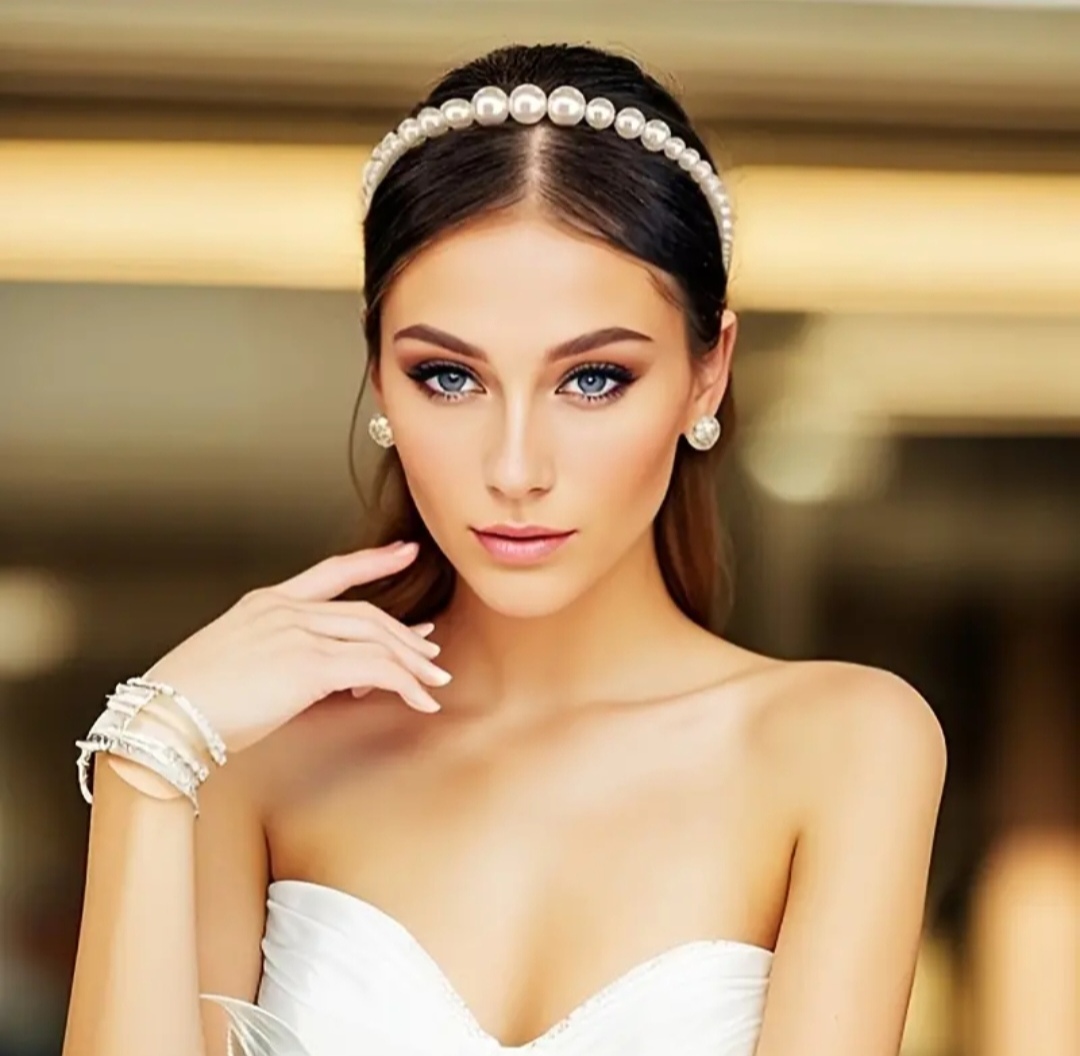 Čelenka z umělých bílých perel