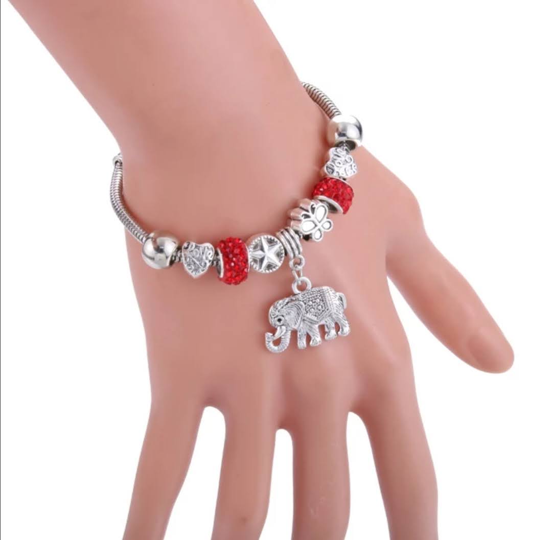 Krásný módní náramek s přívěsky a slonem