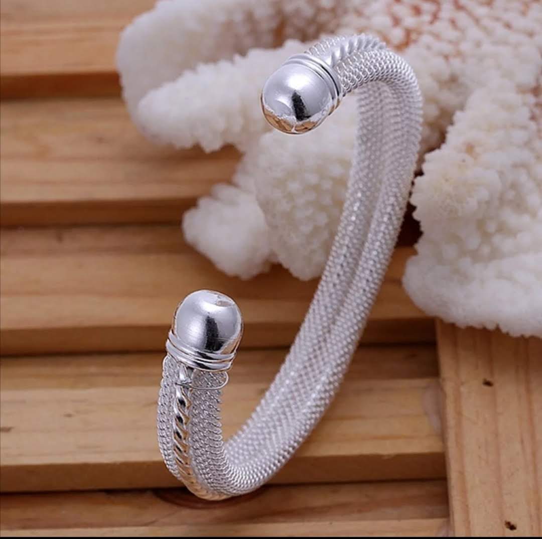 Jemný deccentní náramek na ruku