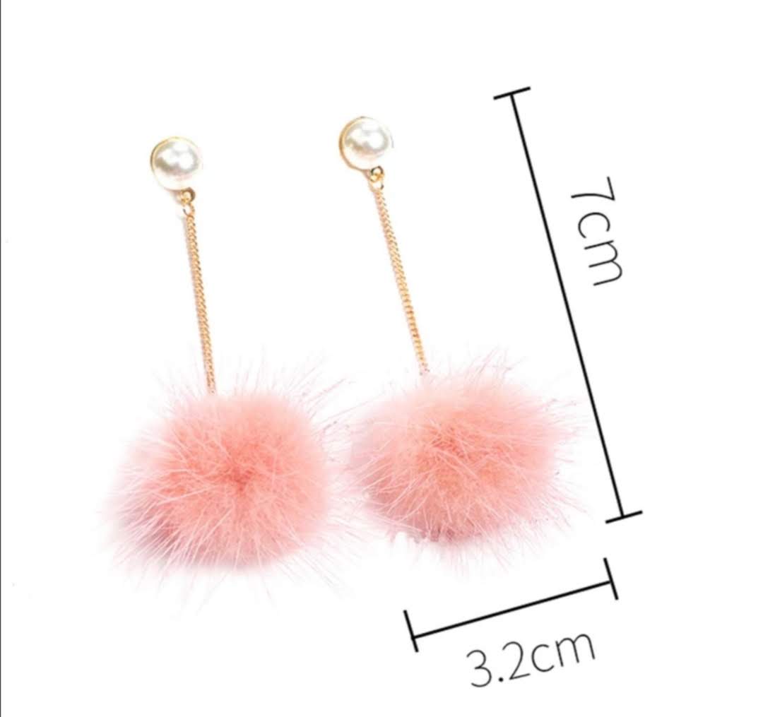 Dlouhé náušnice s chlupatými kuličkami  7 cm