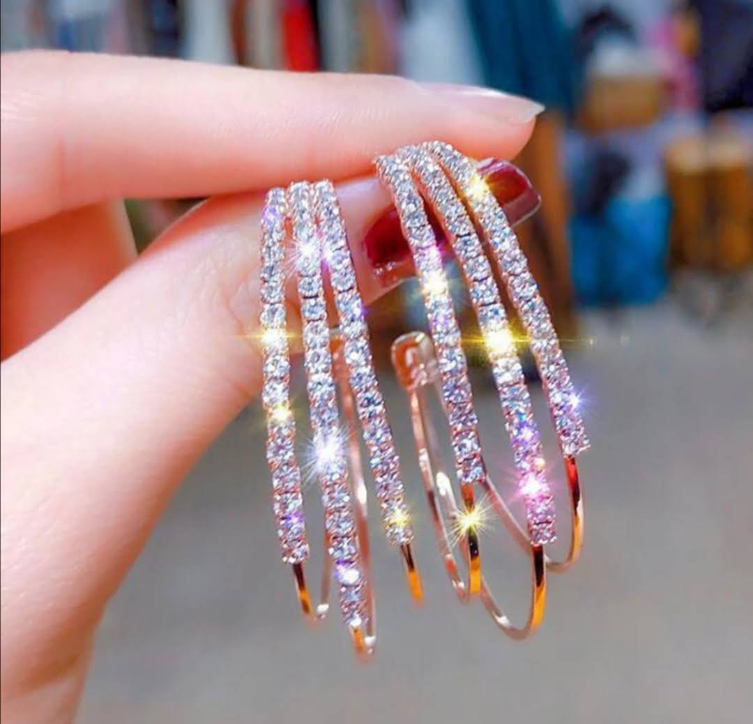 Krásné dámské kruhy zdobené kamínky