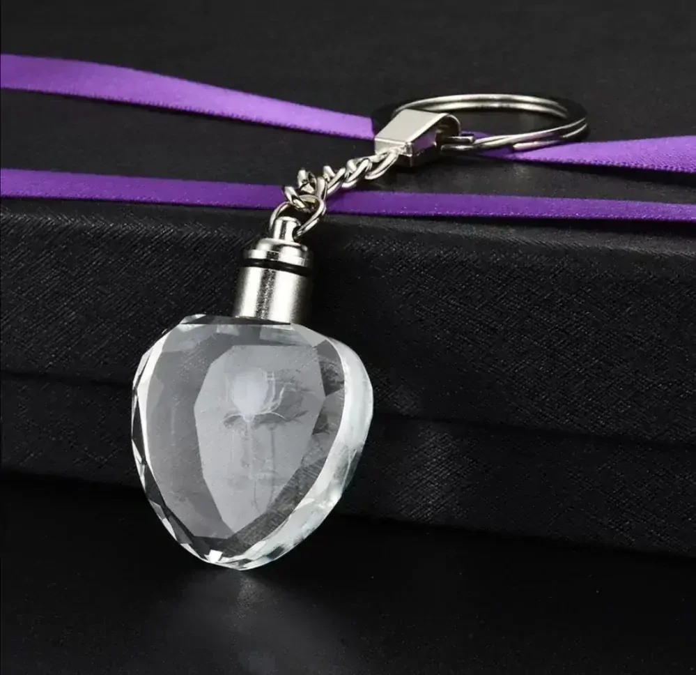 Přívěsek na klíče se svítící růží