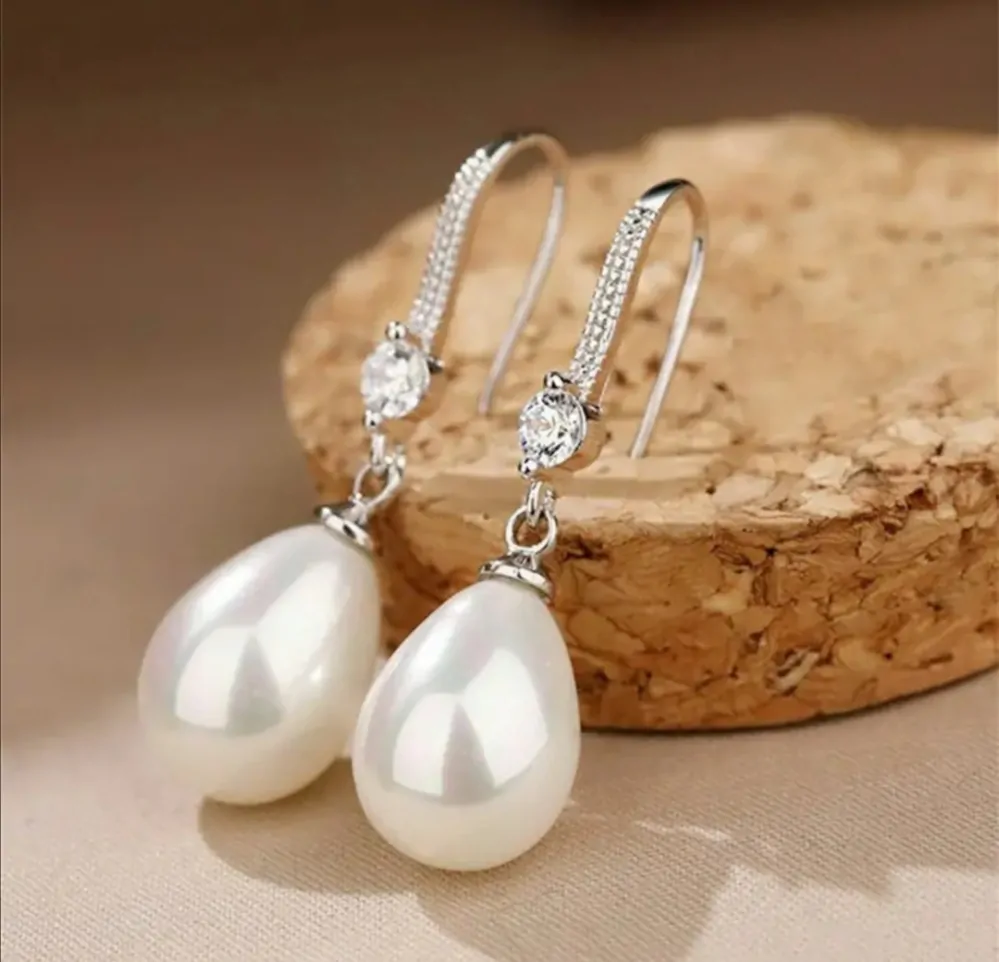 Krásné dámské náušnice s perličkami ve dvou barevných variantách 