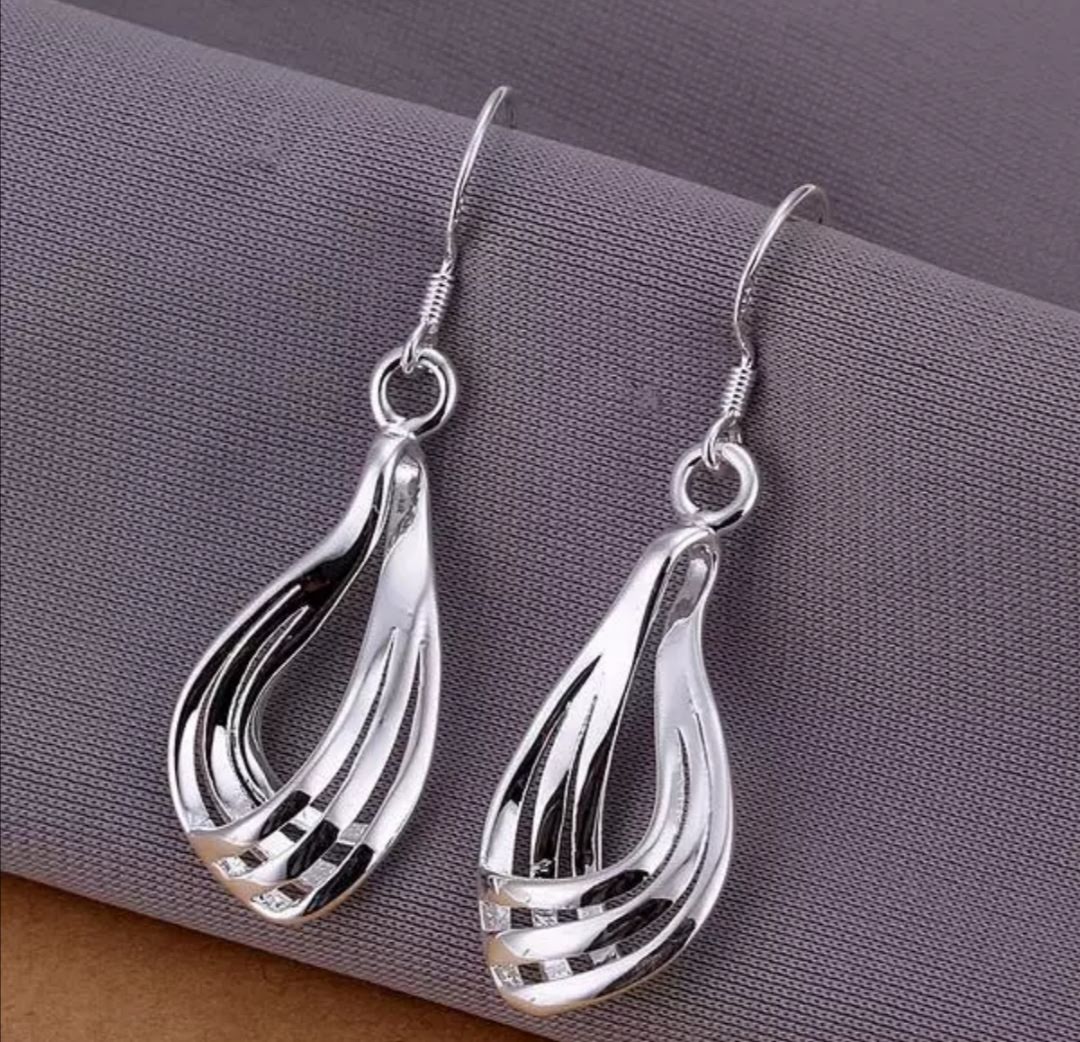 Decentní visací náušnice ve stříbrné barvě 