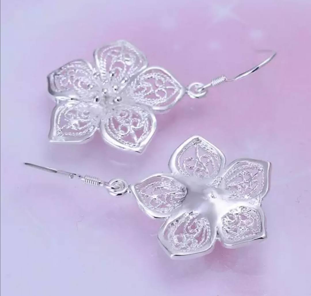 Stříbrné náušnice květina