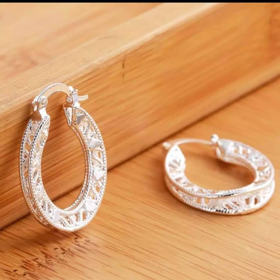 Módní  kroužky zdobené srdíčky a  esíčky