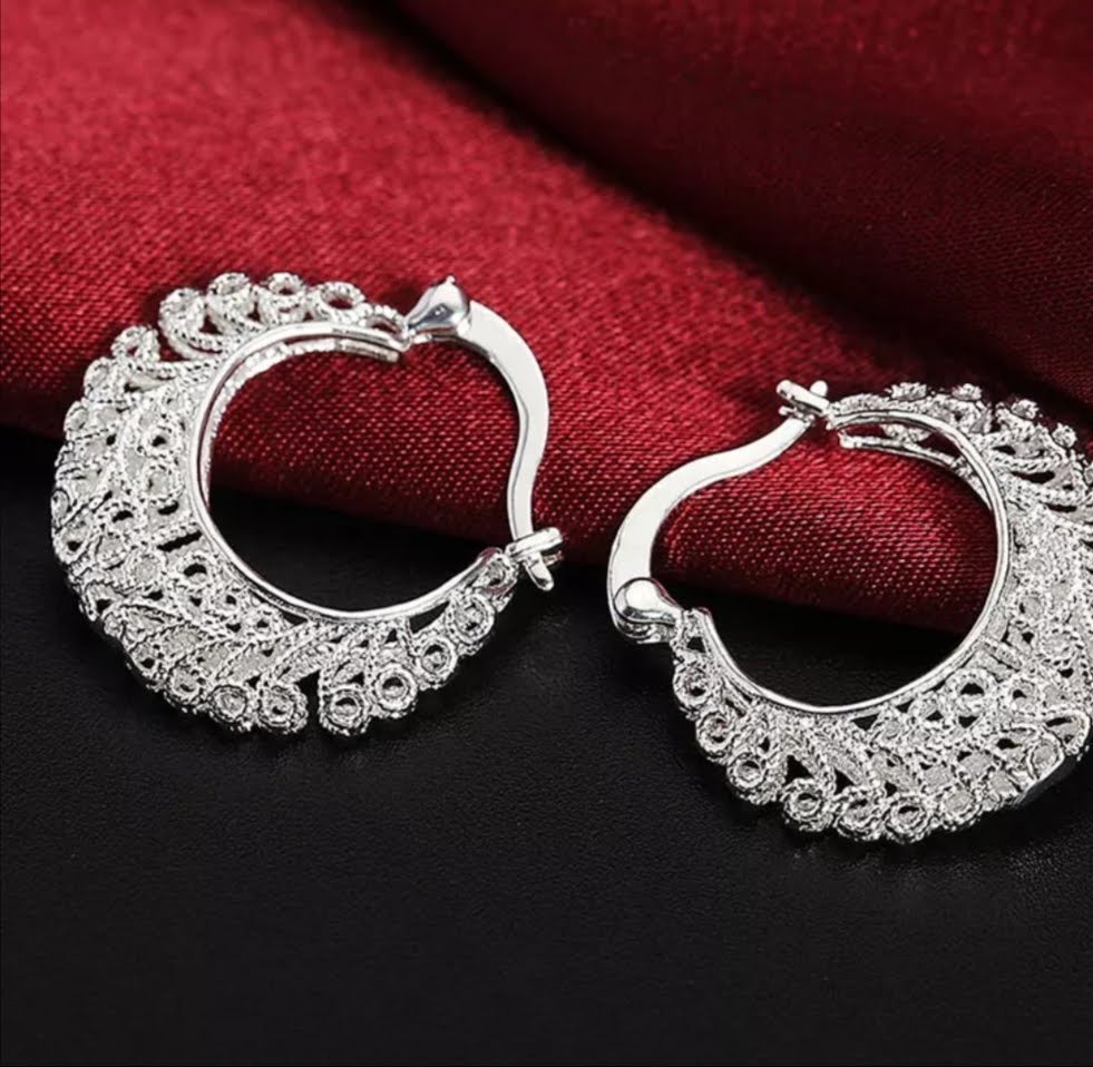 Stříbrné malé krásně zdobené kroužky