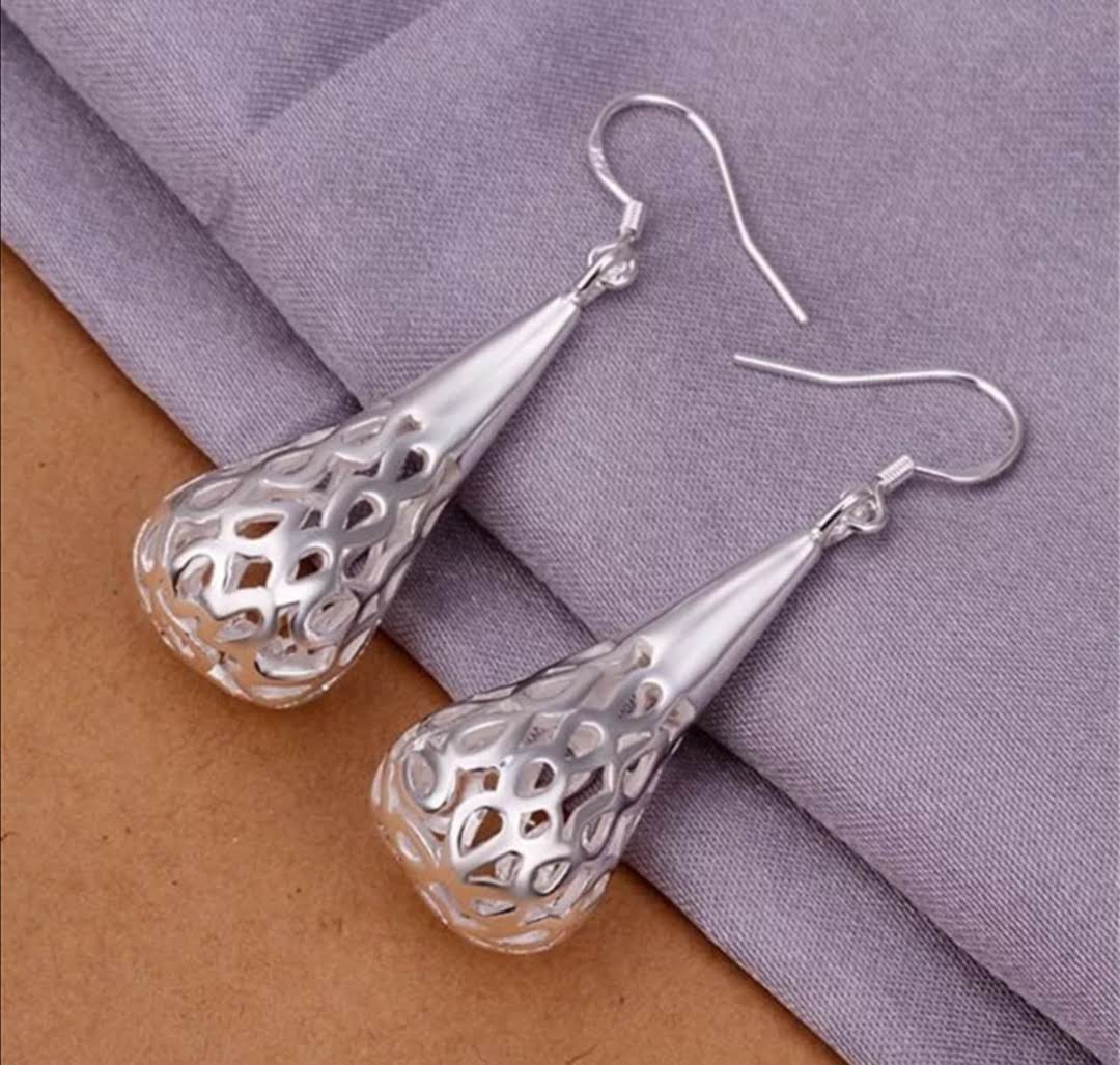 Krásné visací náušnice ve tvaru slzy