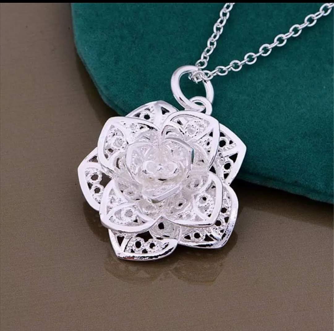 Řetízek s přívěskem květiny