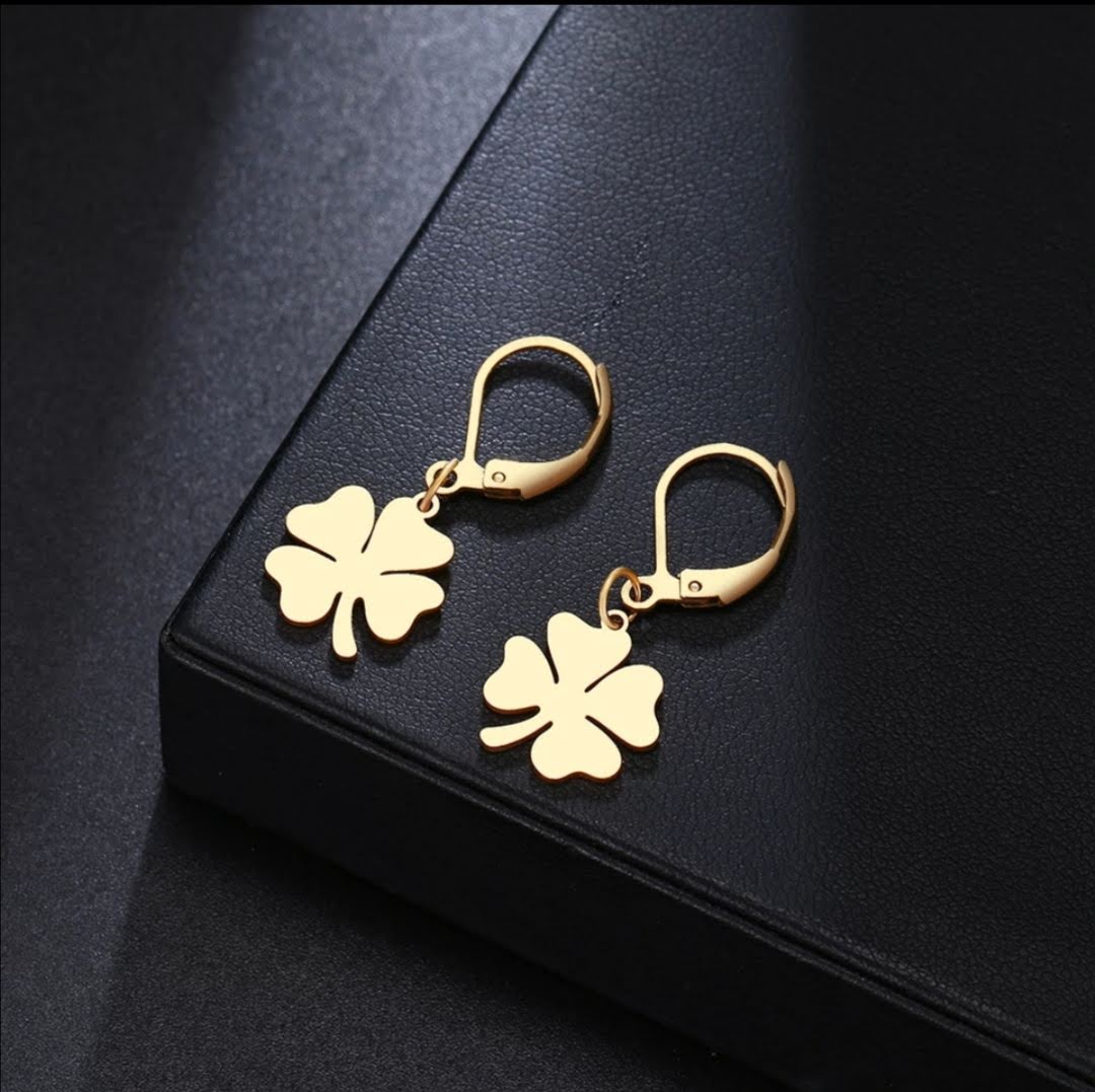 Jemné náušnice čtyřlístek