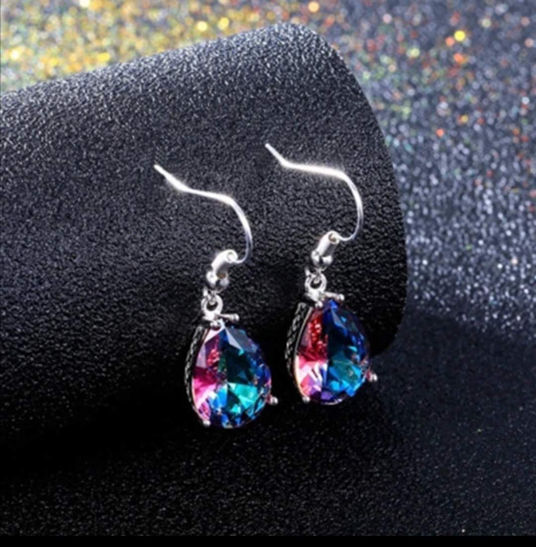 Jemné náušnice ve tvaru duhové kapky