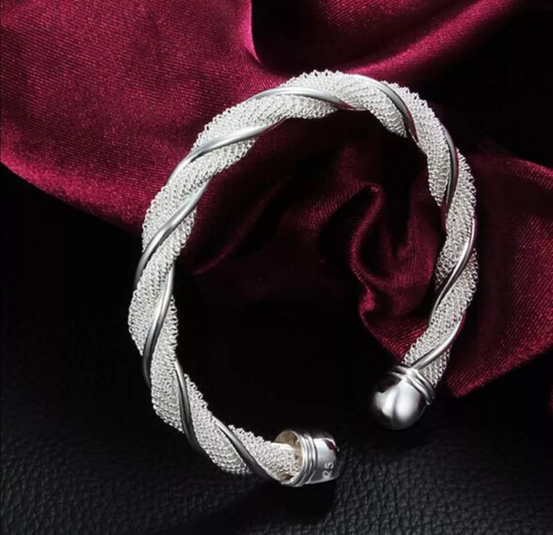 Náramek proplétaný stříbrným vláknem