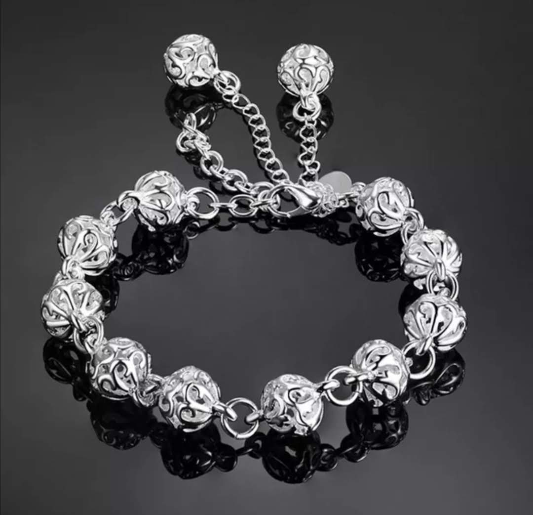 Stylový náramek se zdobenými kuličkami