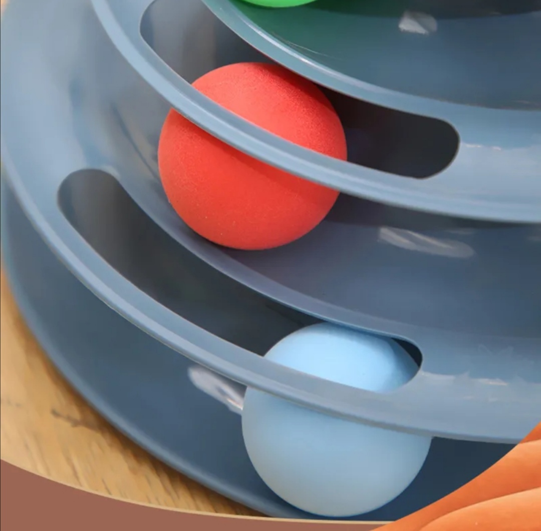 Čtyřpatrová koulodráha pro kočky