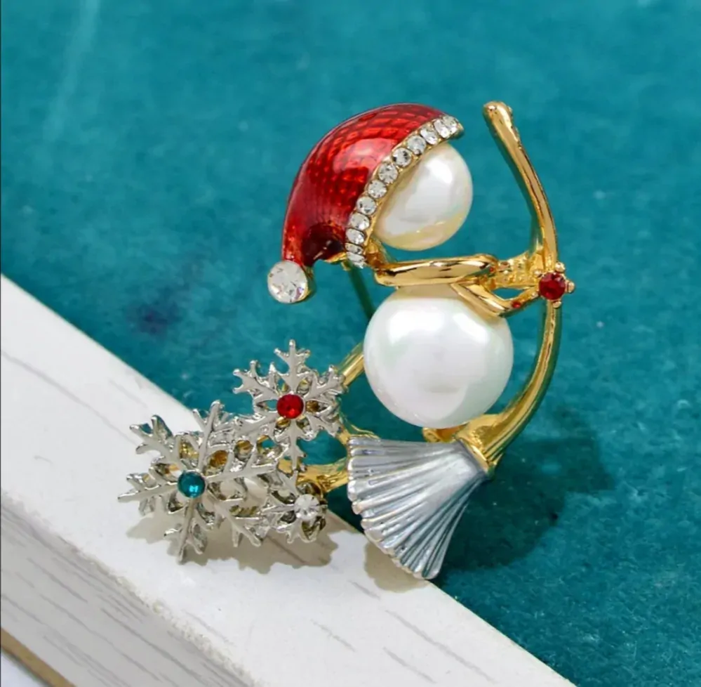 Brož vánoční sněhulák na koštěti