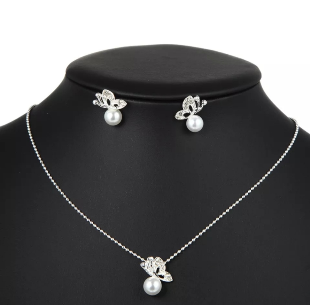 Jemná sada šperků s motýlky a perličkami 