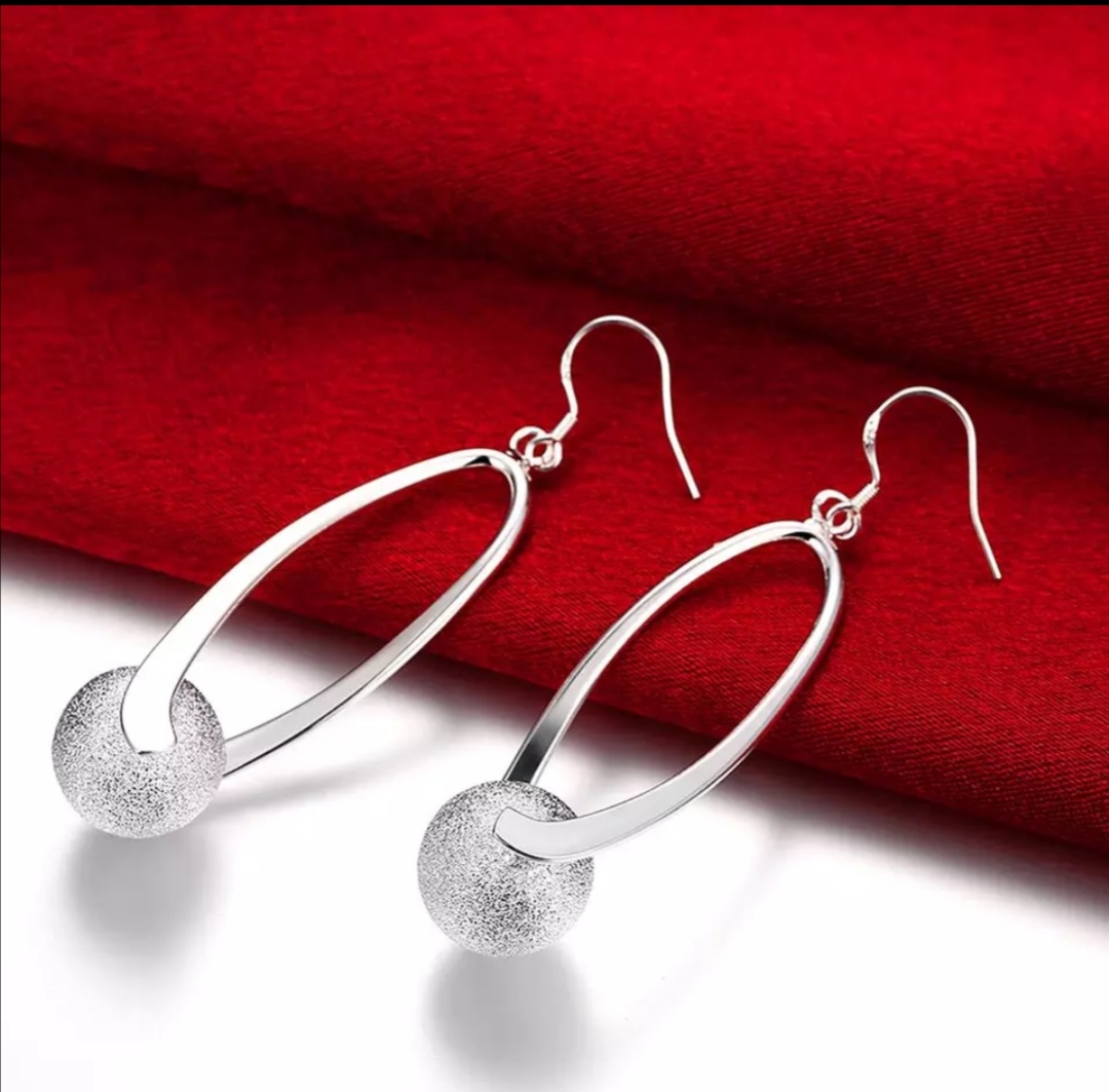 Podlouhlé dámské náušnice s pískovanou kuličkou