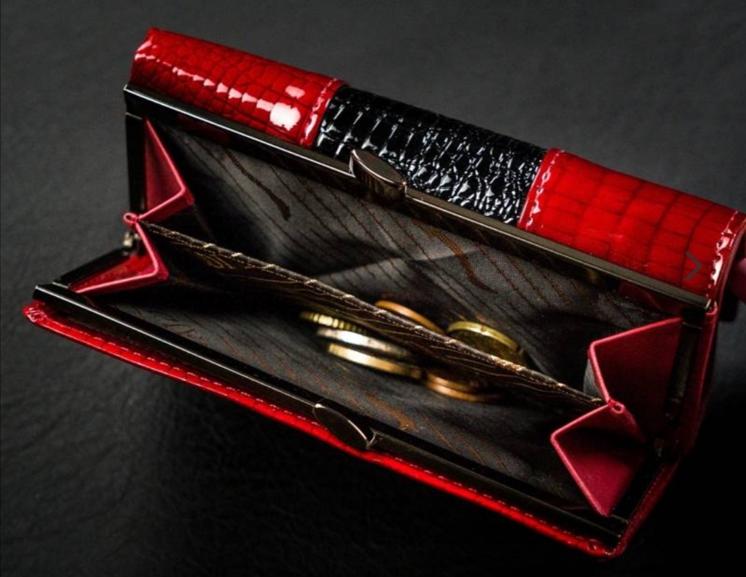 Střední dámská kožená lakovaná peněženka s příčným pruhem 