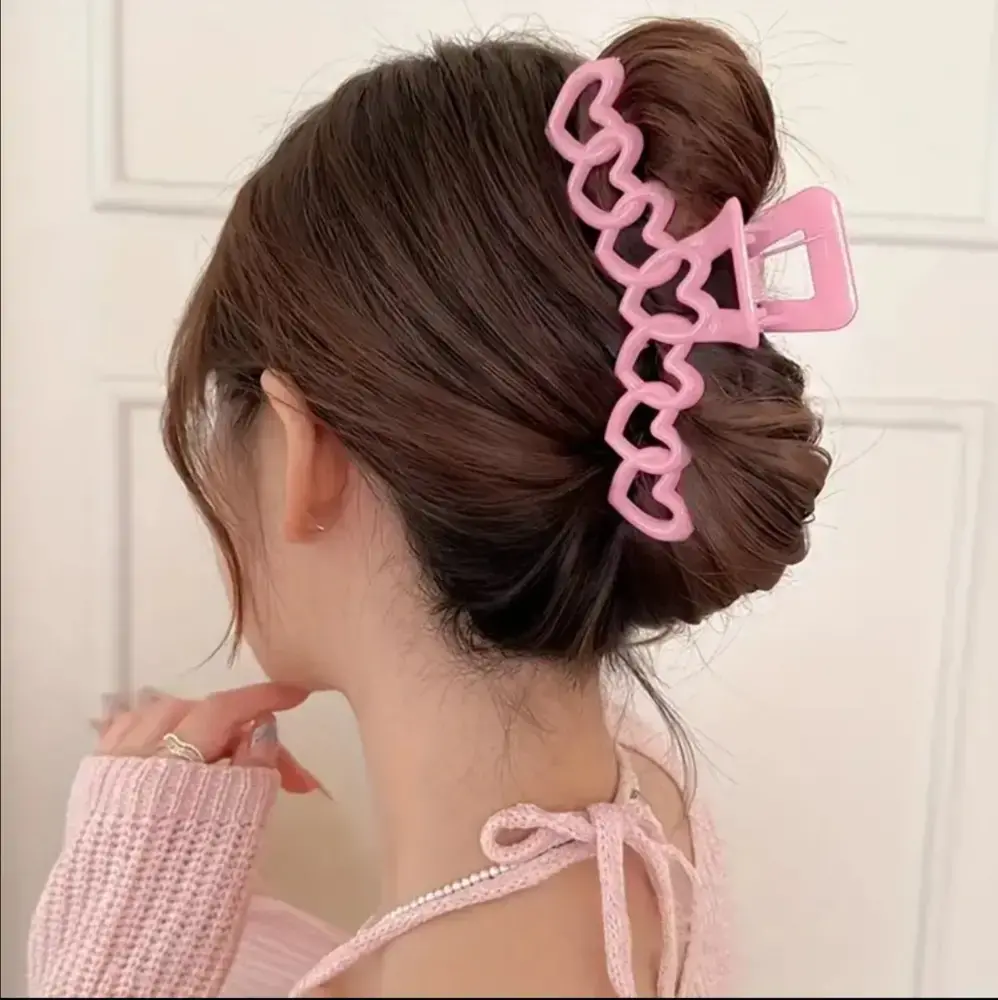 Velký skřipec do vlasů se srdíčky ve dvou barevných variantách 