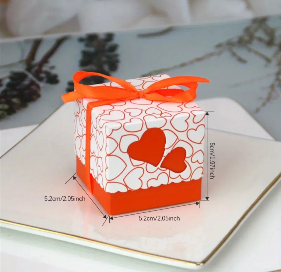 Papírová krabička se srdíčky 