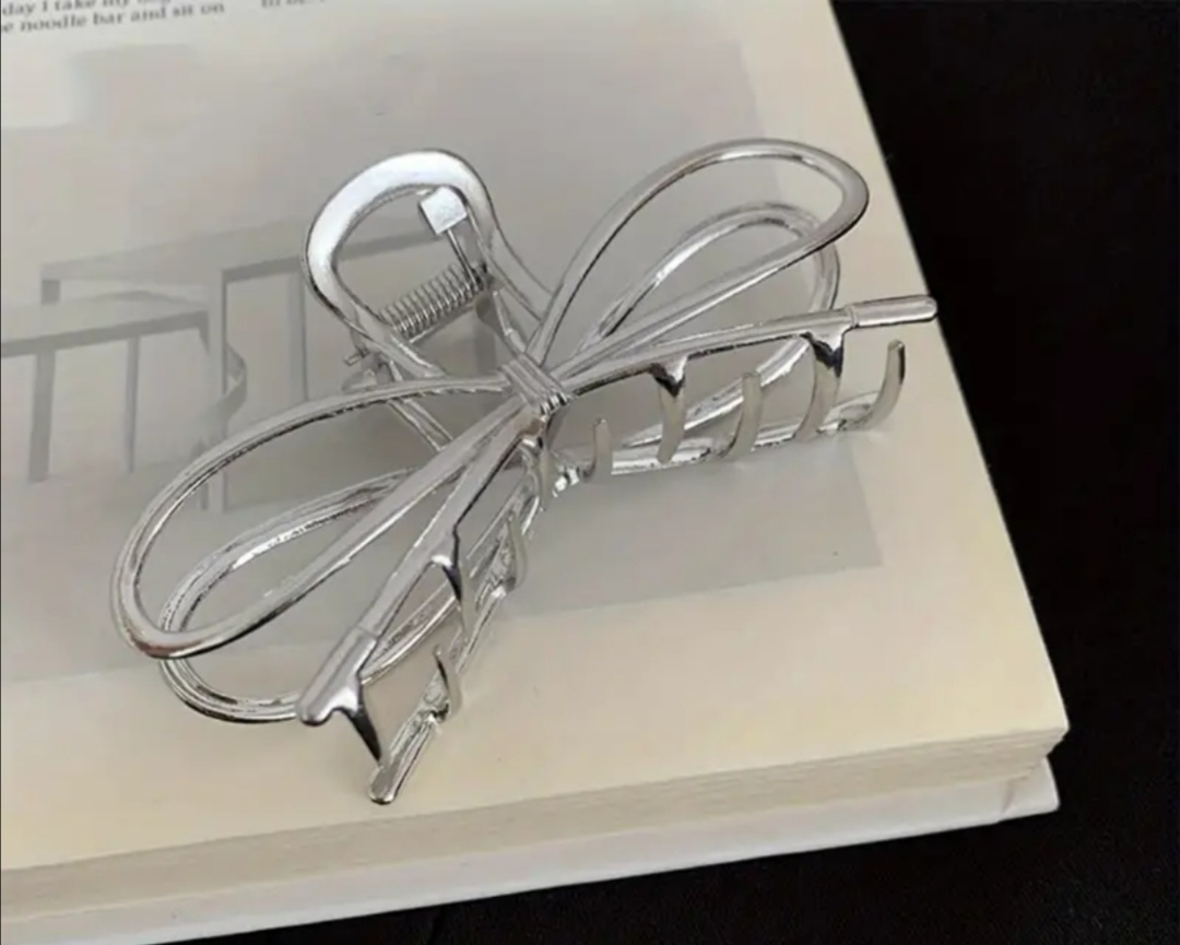 Velký kovový skřipec do ve tvaru mašle ve dvou barevných variantách 