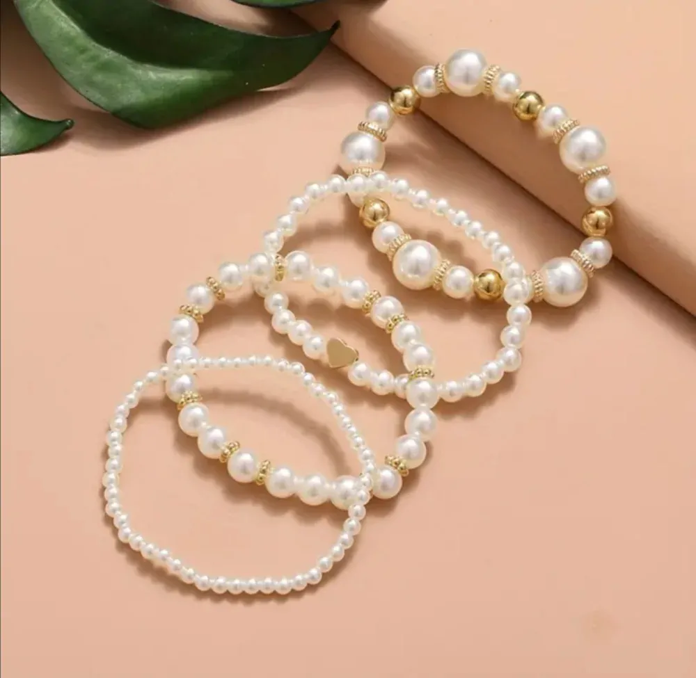  Krásná 4 dílná sada náramků s perličkami 