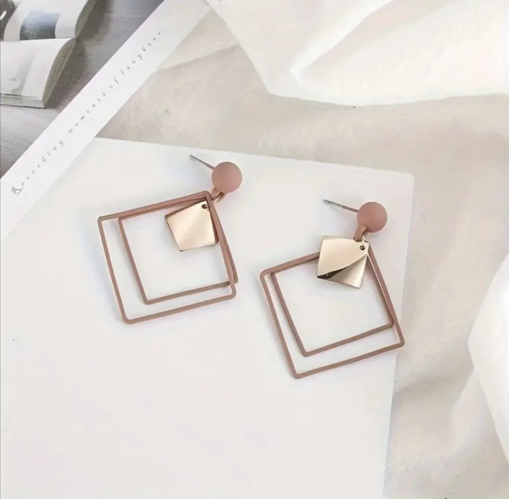 Decentní náušnice ve tvaru dutého kosočtverce 3 barvy