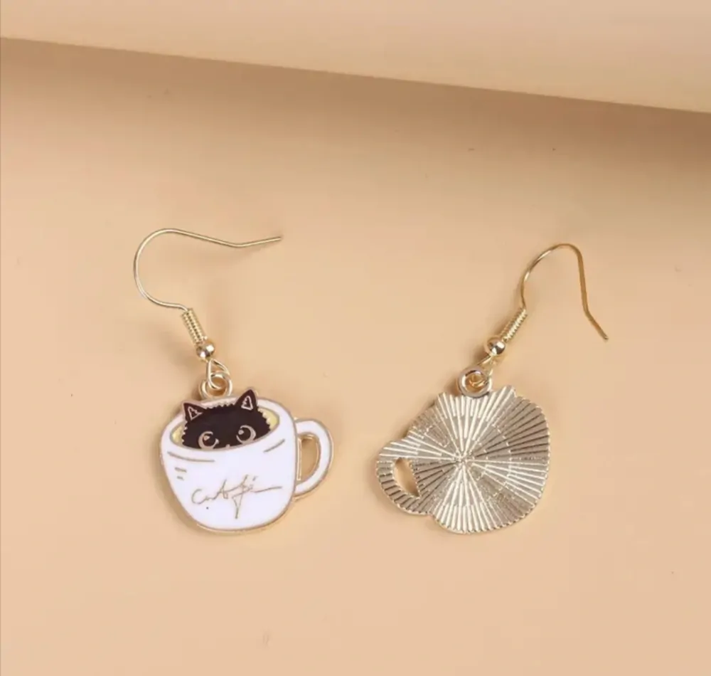 Jemné náušnice koťe v šálku kávy