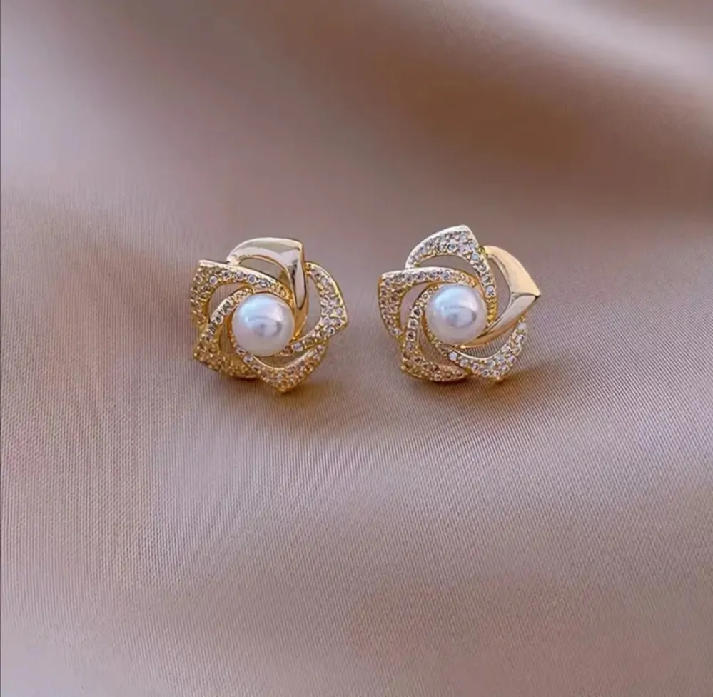 Jemné náušnice ve tvaru květiny s perličkou 